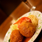 神谷バー - 厚みのあるコロッケです。