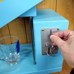 ニューカヤバ - ジョッキをセッティングして100円入れると…