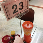 マルカンビル大食堂 - 卓上の番号札