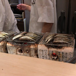 ぎおん 阪川 - 諸子を丁寧に焼き上げ中