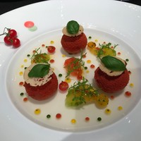 ラ ターブル ドゥ ジョエル・ロブション - トマト 爽やかな酸味のボンボン 透明なジュレとのハーモニー。
