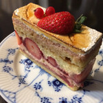 エーグルドゥース - ナッツのスポンジにカスタードとイチゴ