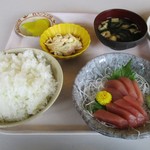 四日市港 第二船員会館 - 料理写真:刺身定食 800円（税込）ご飯（大盛り + 50円）、味噌汁、漬物、この日は別に1品が付きました。 