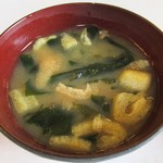 四日市港 第二船員会館 - 定食の味噌汁は 合わせ味噌 で、わかめ と 油揚げ が沢山入っています。