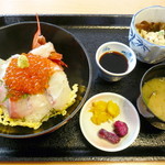 Oshoku Jidokoro Kisui - 海鮮丼。小鉢（おから）・お漬物・お味噌汁（しじみ）付き。公式サイトによると定価1620円。おいしかったけれど個人的には850円ぐらいが適正だと思います。