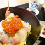 Oshoku Jidokoro Kisui - 海鮮丼アップ。イクラの下にはカンパチ・イカ・サーモンが2切れずつ。漁港が近いのでもっと「地産地消」カラーを出した方がいいんじゃないかな～・・・。