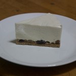 チリムーロ - ラムレーズンリキュールレアチーズケーキ（600円）