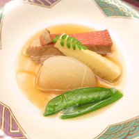 千羽鶴 - 椀物　鯛　筍　蕪　サヤエンドウ