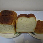 パネ・ポルチーニ - （左から）国産小麦の食パン、熟成山食、塩フォカッチャ
