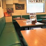 ゴヴィンダス - 壁ソファーが続く店内