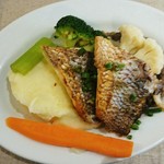 ラ ポルトルージュ - メイン料理  本日のお魚(鯛)のポアレ、タップナードソース
