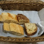 ラ ポルトルージュ - 温めたフランスパンと柔らか目のパン