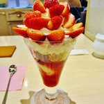 お菓子の国のアリスカフェ - 贅沢！苺パフェ1
