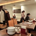 Takekuma - 店内のテーブル席の風景です