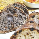 カフェ ストウブ - 奥/ごま.クルミ.オーツ麦、手前/ブルーベリー.クランベリー