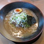 麺場 神輿 - ラーメン+くずれ半玉子（708円）