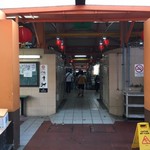 Maxwell Road Hawker Centre - エントランスの雰囲気！