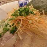 風風ラーメン - ピリ辛ネギの山