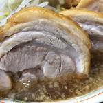 ラーメン二郎 - ブタ断面アップ