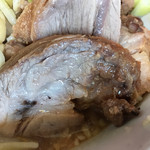 ラーメン二郎 - ブタ断面アップ