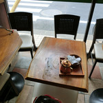 FOREST COFFEE - 河津桜お花見ポタ=3=3=3
      コーヒーとケーキを受け取ってテーブルへ。
      店内は結構広くて外にはテラス席もあった。1人客もいて、ゆっくりできる雰囲気☆彡