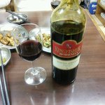 プルジャ ダイニング - キングフィッシャーラベルの赤ワイン（￥１６００）