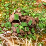 麺屋 つるる - 葱の下にきざみチャーシューが