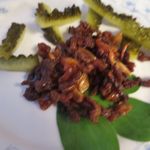 ステーキレストラン パポイヤ - サービスのゴーヤピクルスとカリカリ牛脂（ピンぼけスマソ）