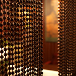 名曲・珈琲 麦 - 木の珠のカーテン。