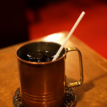 名曲・珈琲 麦 - 真鍮製のカップはいつまでも冷たい珈琲を楽しめます。
