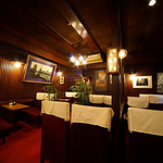 名曲・珈琲 麦 - 地下にあるためやや暗めの雰囲気。