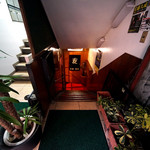 名曲・珈琲 麦 - お店は階段を下りた先です。