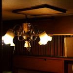 名曲・珈琲 麦 - 控えめな照明。