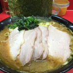 ラーメン 杉田家 本店 - チャーシュー麺（大盛り）