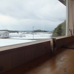 Fa-Mu Kicchin No Naka - 窓側のカウンターからの景色は雪の田園風景