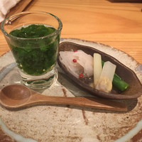 鳥恵 上野広小路店 - お通し
                わさび菜のスープ、ウドの酢味噌和え等