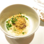 エクアトゥール - ヴィシソワーズ　ホタルイカのソース　自家製カラスミの冷製パスタ