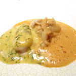 エクアトゥール - 直火焼きした虎河豚の白子　ベアルネーズソース　オマール海老のポシェ　アメリケーヌソース