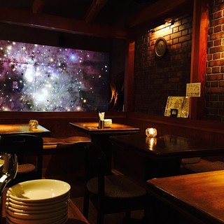 宇宙とギリシャをテーマにしたアンビエンスで心地良い空間