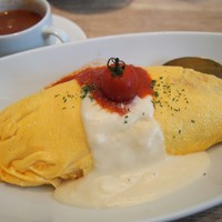 キッチン 大宮 MARK IS みなとみらい店 - オムライス 合いがけ  1404円