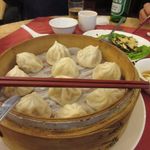 鼎富樓江浙餐廳 - 台湾に来たらやっぱり小籠包は欠かせないですね、先端を箸でつまんで壊れない様にしていただきました。
