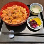 阿波尾鶏親子丼（鶏スープ、漬け物付き）