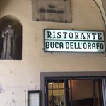 Buca dell'Orafo - ちゃんとお店の看板は出ています