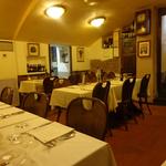 Buca dell'Orafo - オステリアですがristoranteの設えです