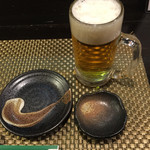 炭火焼鳥あずま - まずは達人の入れてくれたビール