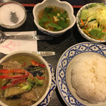 バンタイ - ゲンキョワンガイ（鶏肉入りグリーンカレー）を、タイ米で。
