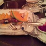 ザ ロビーラウンジ - 食べかけのフルーツセット（キーウイ、いちご、他がすでに写ってません）