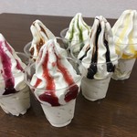キッチンファーム エフズ ゲート - カップ生ソフトクリーム（各種ソースがけ）