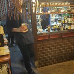 酒処　蔵 - カウンターから横の厨房見る
