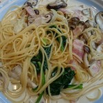 シェ・ウメツ - ベーコンときのこのクリームソース。